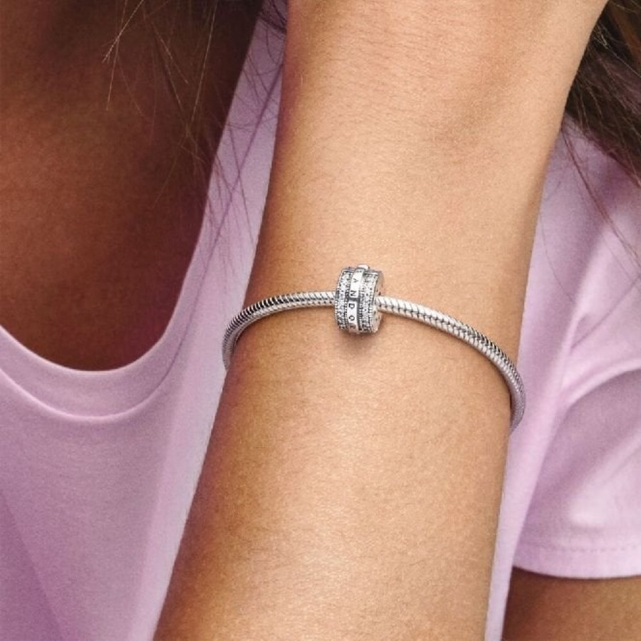 Glitrende Banelinjer Og Logoklips Sjarmerer Pandora